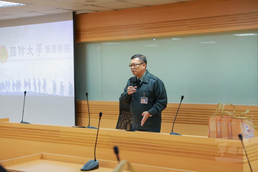 林院長希望來訪師生了解軍校教學特色與發展前景。（國防大學提供）