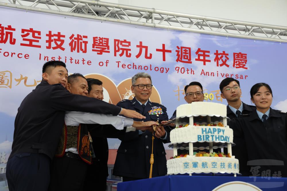 顏副司令偕貴賓及官兵代表切壽糕，祝賀航技學院90歲生日快樂。（軍聞社記者林澤廷攝）