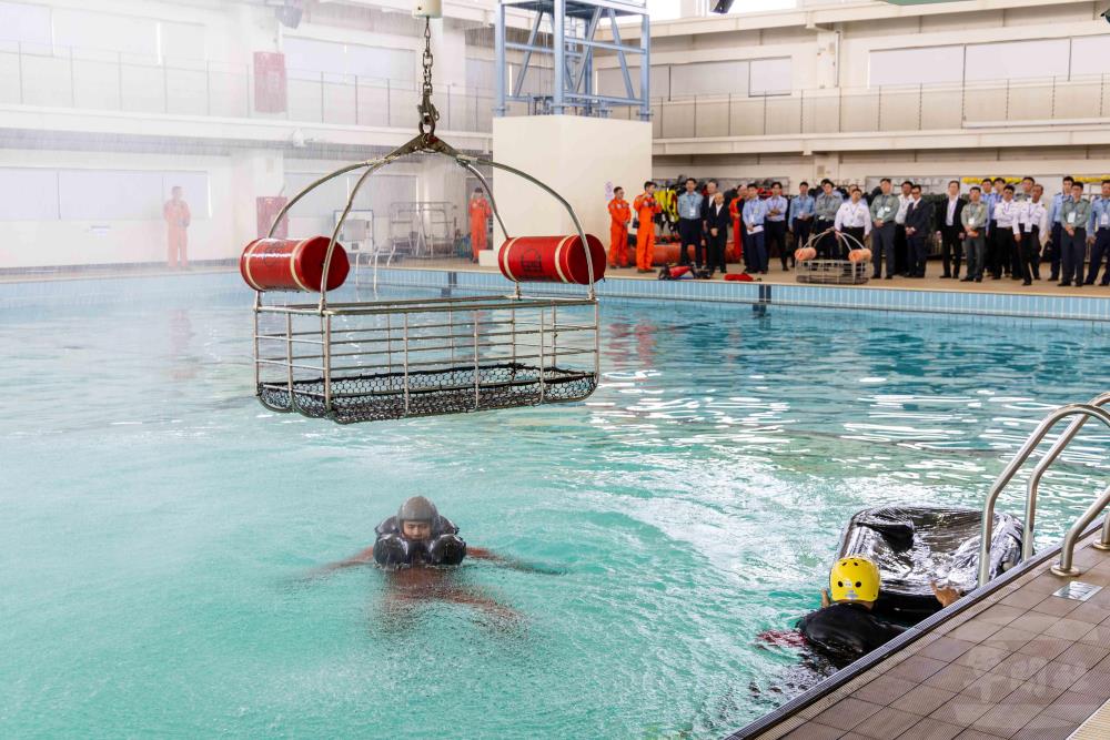 此次活動除專題研討，亦安排實地觀摩；圖為國軍空勤人員求生訓練實作參訪。（軍聞社記者蔡枋澐攝）