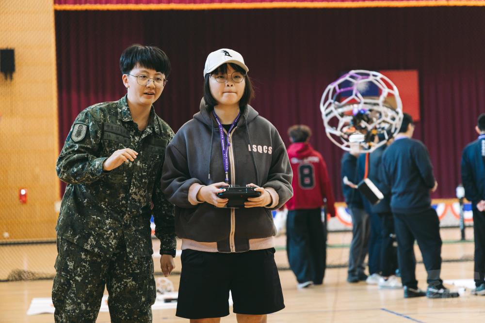 學子在官兵的解說及引導下，體驗操作無人機。（青年日報提供）