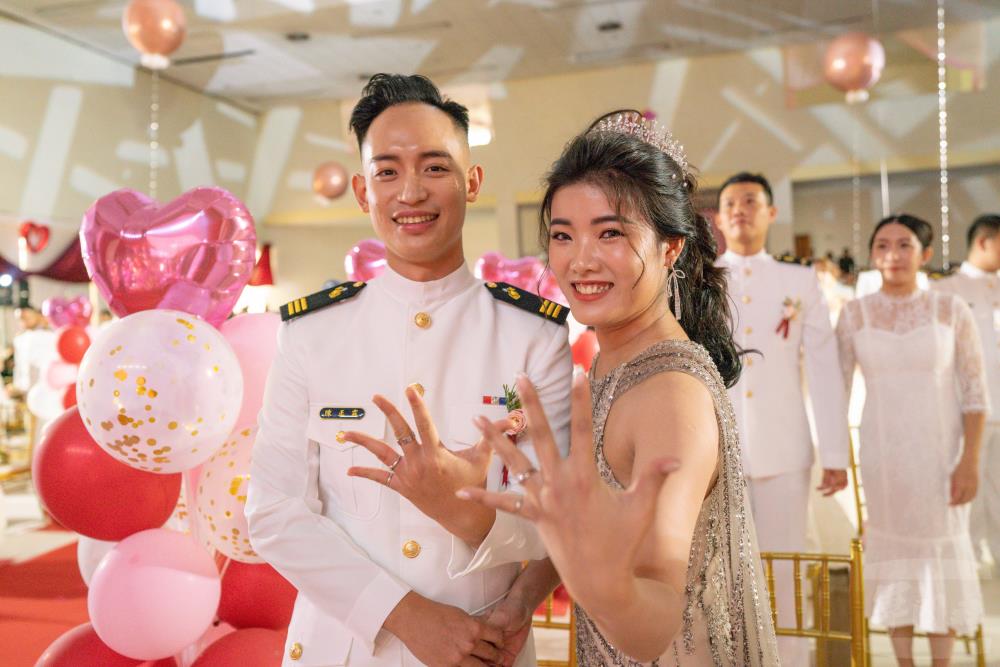 新人為彼此戴上戒指，象徵締結永恆的誓約。（軍聞社記者林庭暉攝）