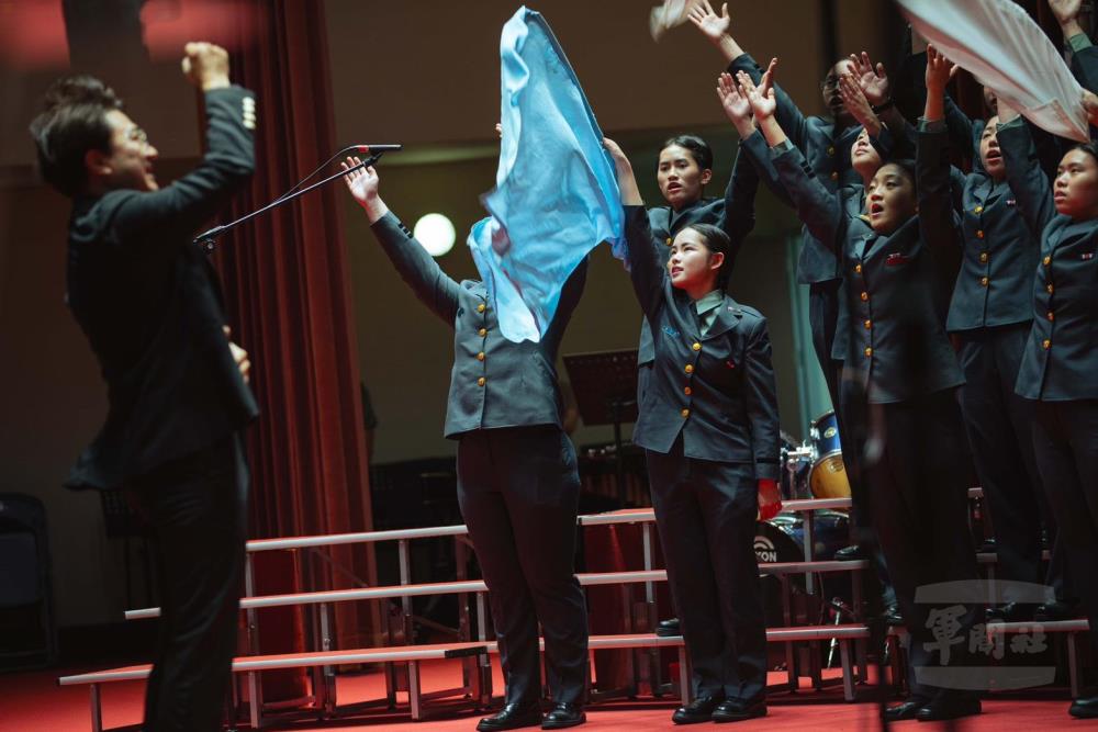 政戰學院復興崗合唱團以演奏曲目《The Water Dance of Lluvia》，呼應國防大學120週年校慶如雨水一般延續。（軍聞社記者邱奕菖攝）