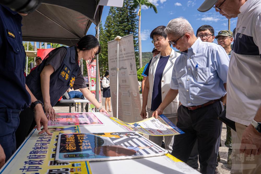 徐副部長至警政、消防等單位瞭解攤位陳展內容。（軍聞社記者尤昱翔攝）