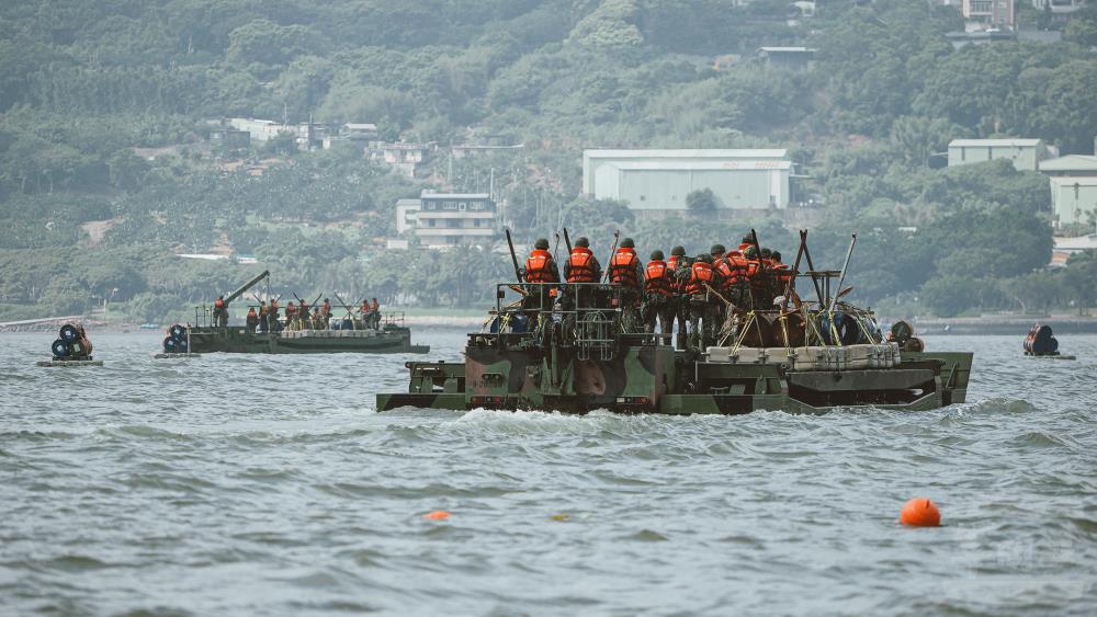 工兵部隊執行河道阻絕設施定位與支援任務，驗證水上作業能力。（軍聞社記者陳軍均攝）