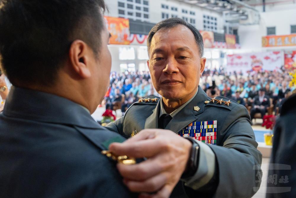 鍾副部長為晉任人員授階。（軍聞社記者李恬恬攝）