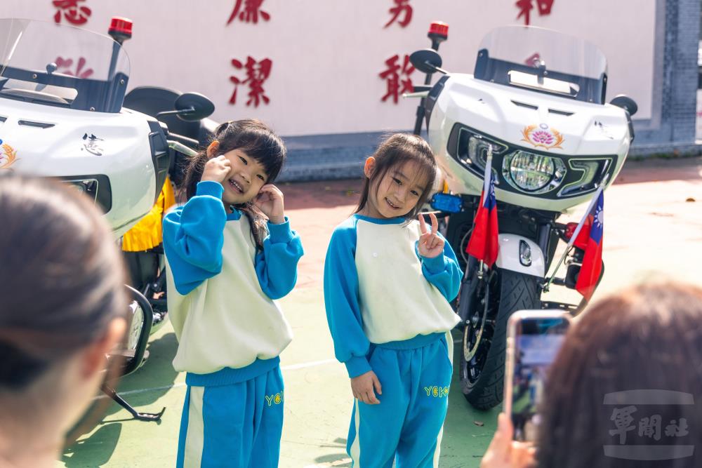 憲訓中心邀請鄰近幼兒園小朋友瞭解憲兵各式裝備。（青年日報提供）