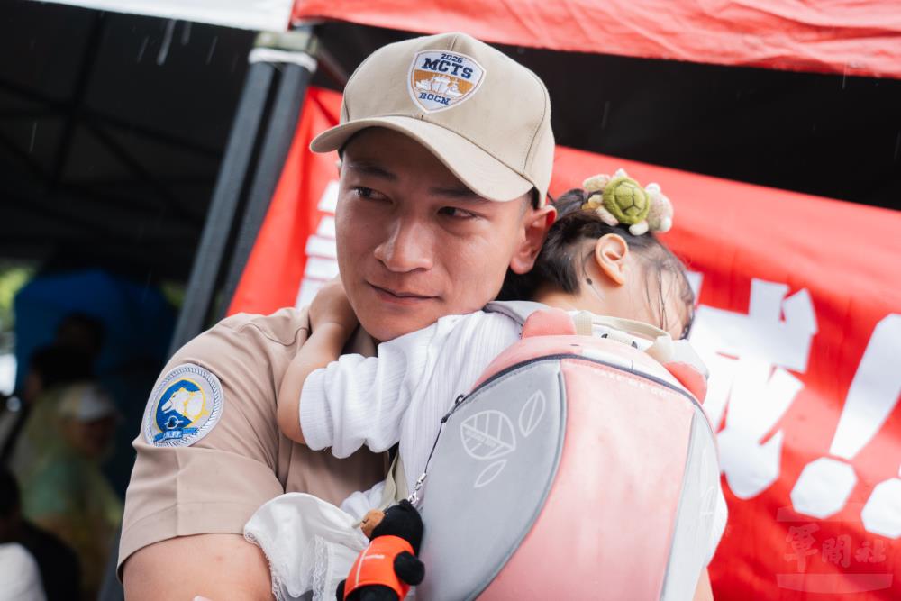 久別重逢的官兵與家人。（軍聞社記者李恬恬攝）