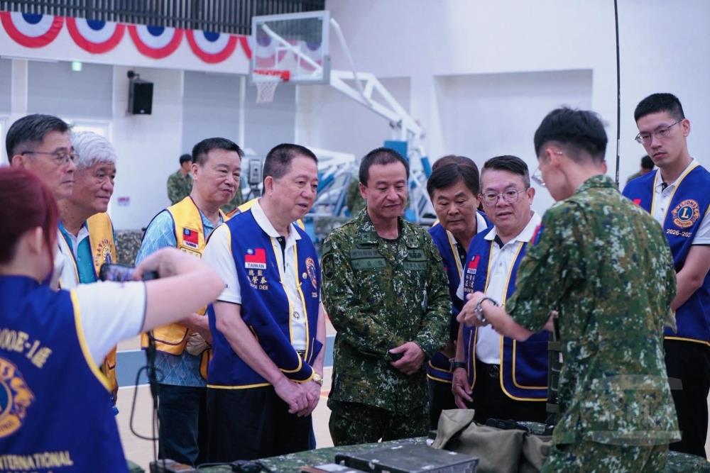 敬軍團一行參訪砲訓部隊史館及陳展裝備，瞭解部隊沿革與建軍備戰成果。（臺南市軍人服務站提供）