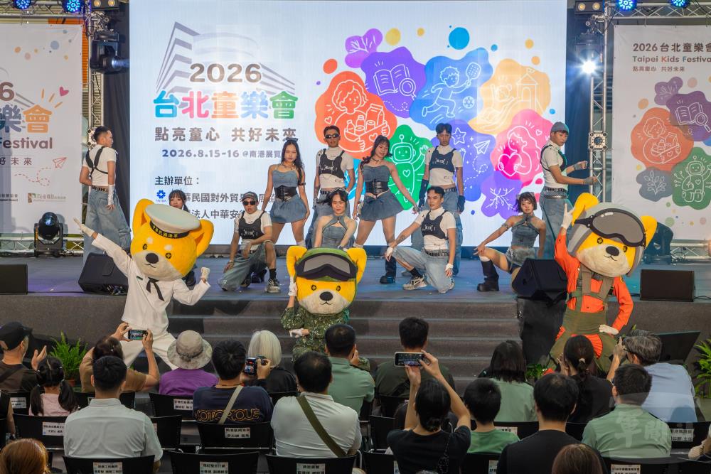 國防部藝工隊在活動現場帶來熱力四射的精彩演出。（軍聞社記者王進福攝）