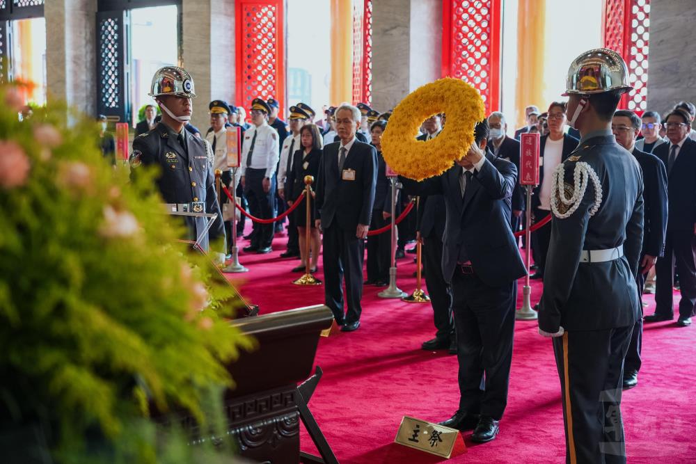 賴總統向國民革命烈士之靈位獻花致祭。（軍聞社記者陳傳奇攝）