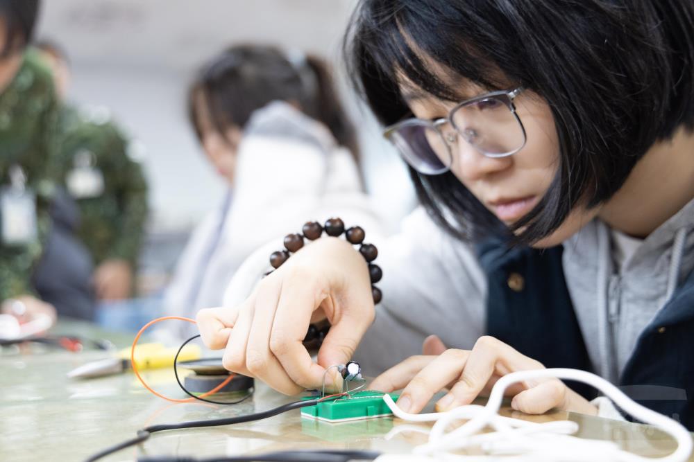 國防科學體驗營熱鬧登場　學員體驗科學奧妙