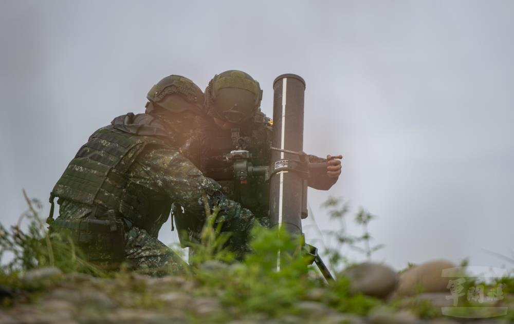 官兵修正射擊諸元。（軍聞社記者吳柏融攝）