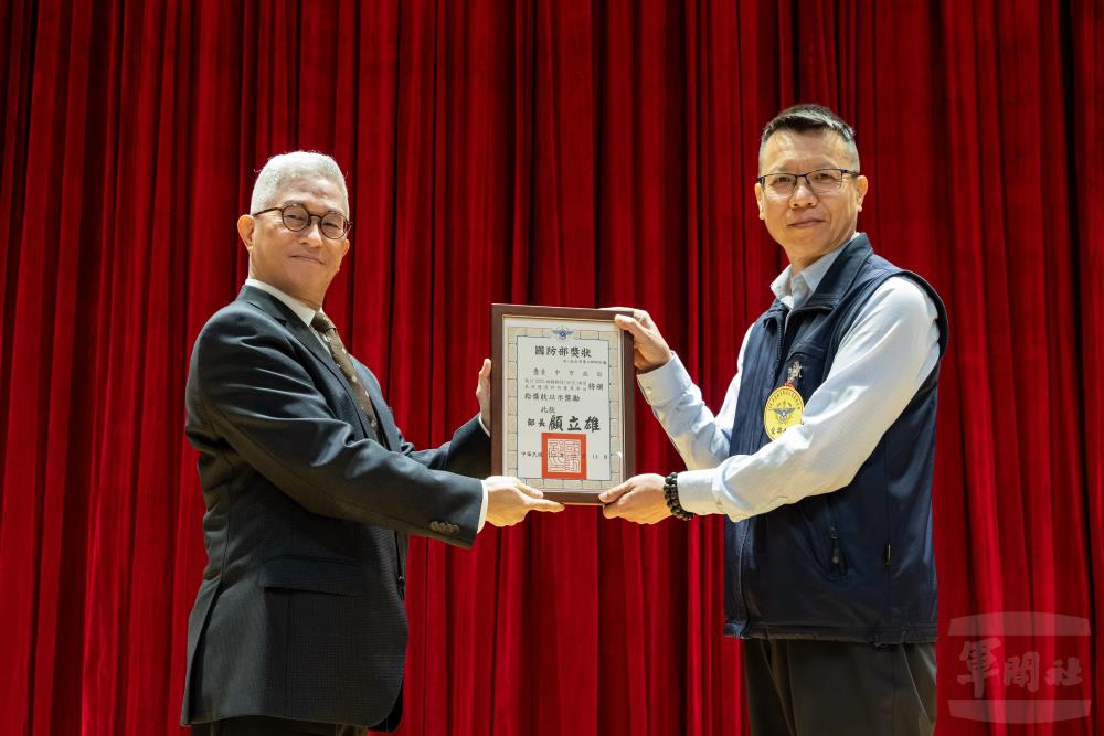 徐副部長頒發「2025城鎮韌性（防空）演習」表現優異單位。（軍聞社記者蔡枋澐攝）