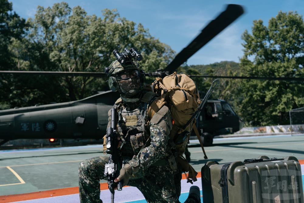 特戰官兵滲透至目標區後，進行特種偵察。（軍聞社記者陳彥樺攝）