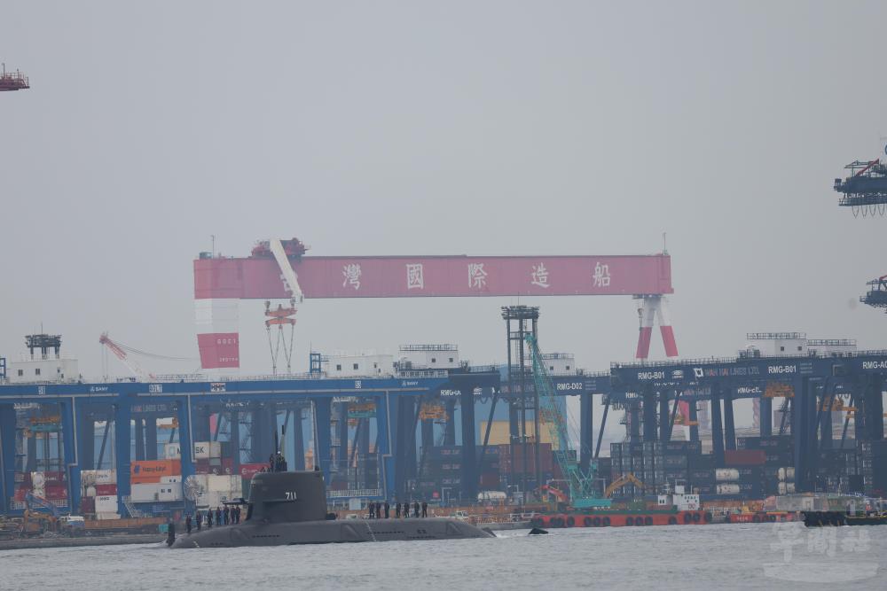 「海鯤軍艦」執行潛航測試。（軍聞社記者林澤廷攝）