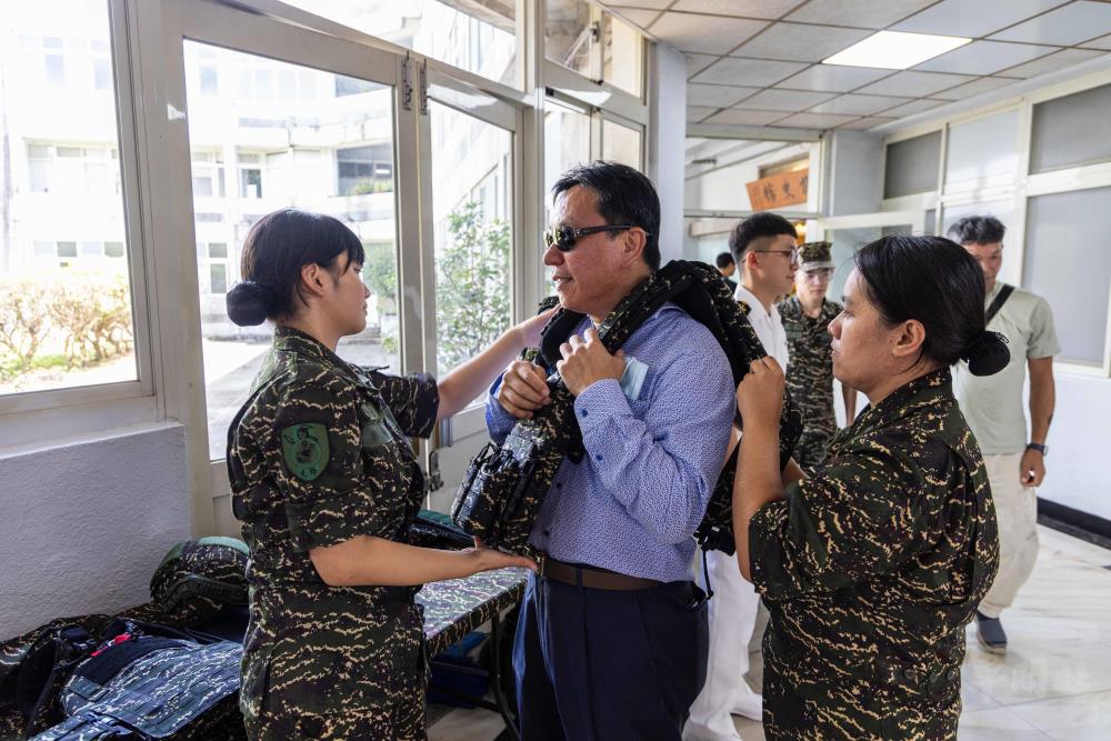 民眾試穿陸戰隊戰鬥背心l型。（軍聞社記者蔡枋澐攝）