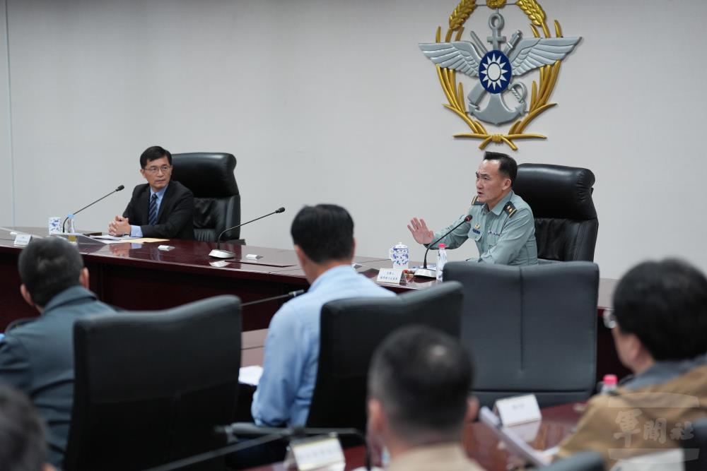 楊常次期望整合國內廠商能量，以完善國防工業動員體系供應鏈。（軍聞社記者陳彥樺攝）