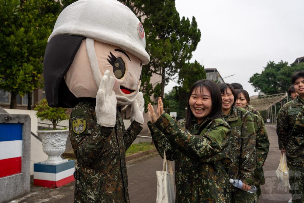 學員們與憲兵大頭娃娃開心互動，充滿歡樂氛圍。（軍聞社記者吳東昇攝）