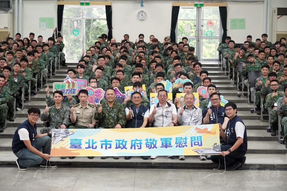 臺北市政府兵役局林春來副局長前往臺北市替代役中心水源營區慰問召員。(臺北市政府提供) 臺北市政府兵役局林春來副局長前往臺北市替代役中心水源營區慰問召員。(臺北市政府提供)