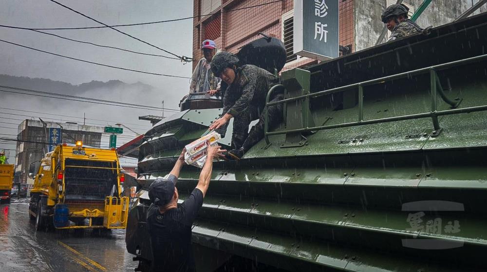 第二作戰區派遣海軍陸戰隊AAV7深入光復鄉運送物資。（軍聞社記者劉哲宇攝）