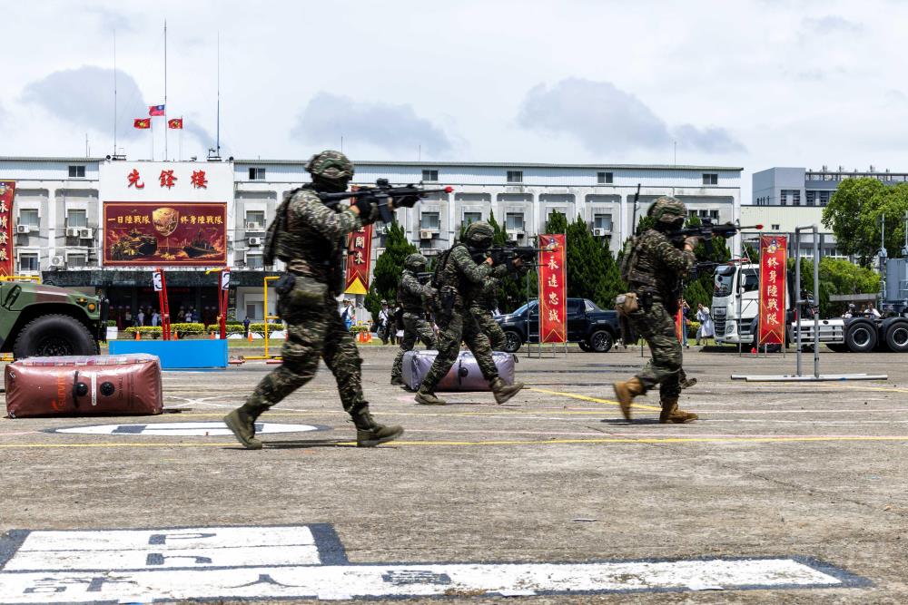 海軍陸戰隊陸戰66旅實施「無人機暨步兵班戰鬥操演」。（軍聞社記者蔡枋澐攝）