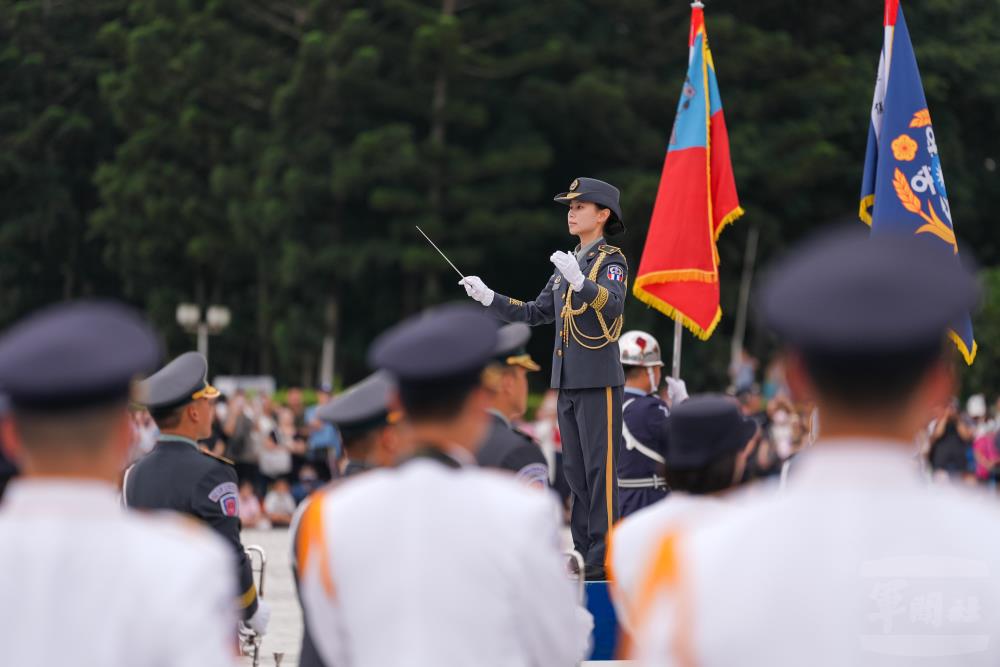 國軍聯合樂隊演奏《迎風進行曲》、《美麗的旗幟進行曲》等進行曲及經典曲目。（軍聞社記者陳傳奇攝）