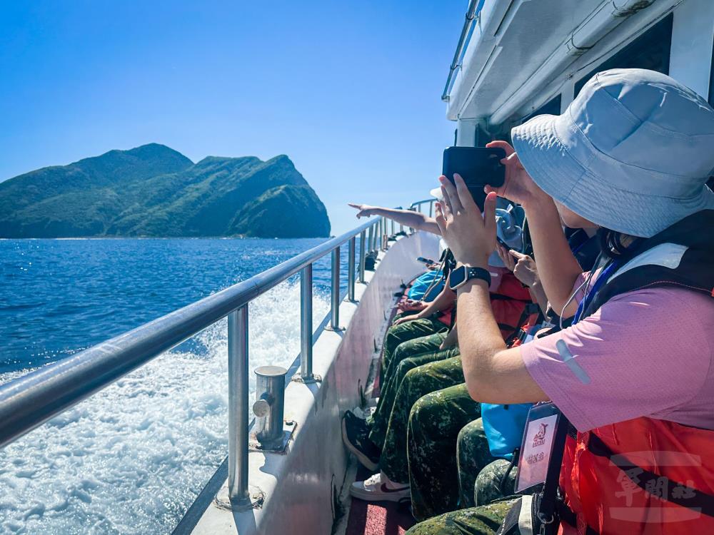 學員乘船前往龜山島。(軍聞社記者薛皓文攝) 學員乘船前往龜山島。(軍聞社記者薛皓文攝)