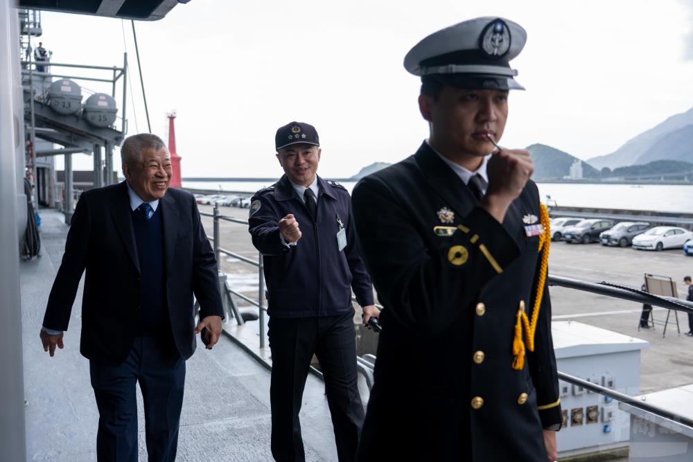 周常務理事偕同海軍168艦隊長姚少將蒞艦慰問。（軍聞社記者吳東昇攝）
