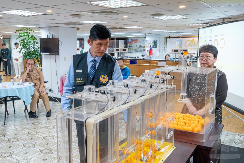 臺北榮服處陳處長抽出頭獎幸運兒。（軍聞社記者尤昱翔攝）