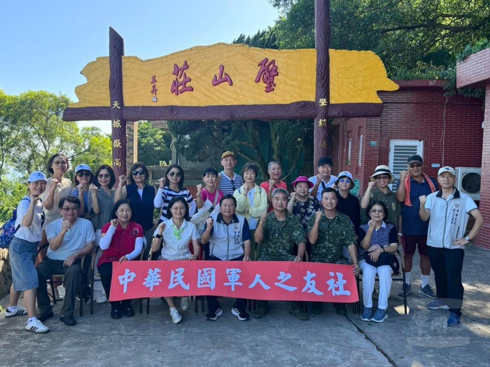 軍友社慰問北高守備大隊，感謝離島官兵堅守崗位。（軍友社提供）