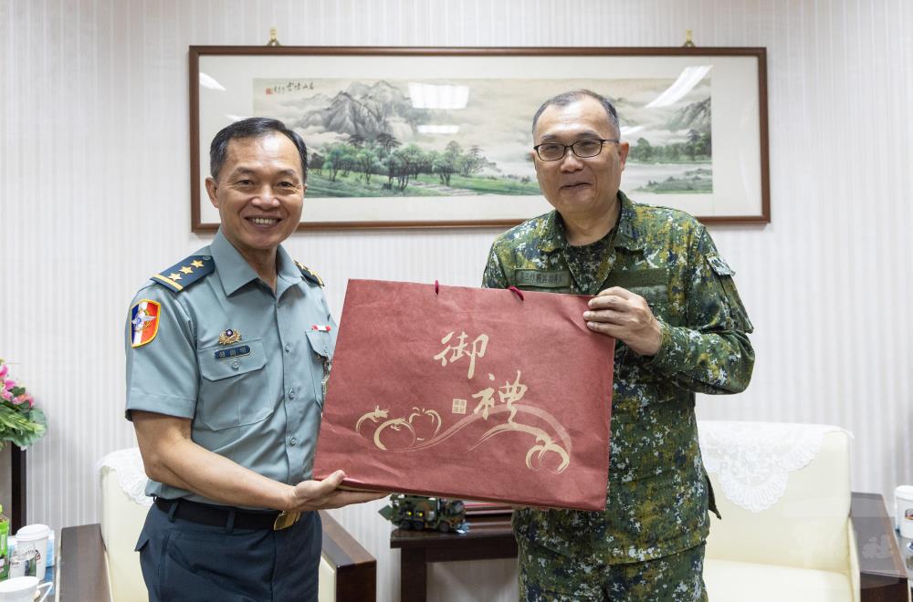副部長鍾上將致贈單位慰問品。（軍聞社記者吳柏融攝）