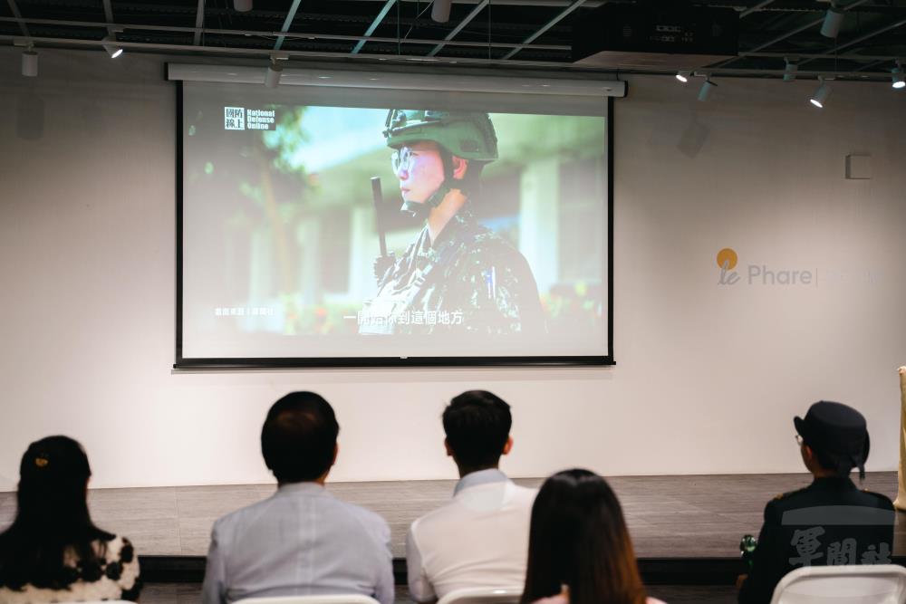 記者會現場播放第一屆得獎人感想影片。（軍聞社記者林庭暉攝）