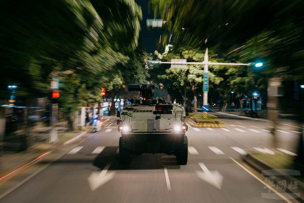 憲兵八輪甲車依令快速機動。（軍聞社記者陳彥樺攝）