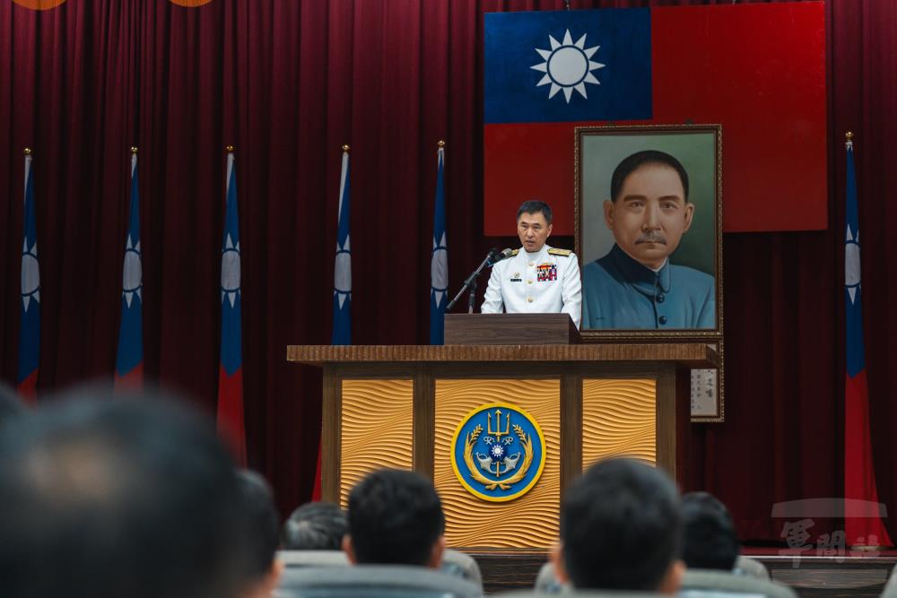 結訓典禮由海軍司令蔣正國上將主持。（軍聞社記者李恬恬攝）