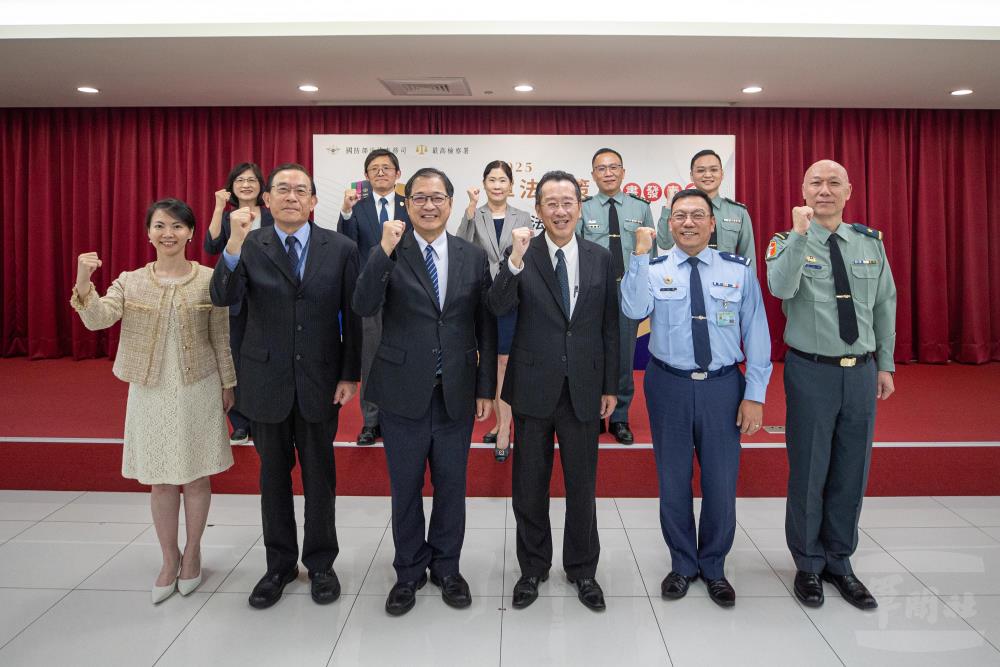 顧部長、鄭部長及邢檢察總長等人在新書發表會中合影。（軍聞社記者陳軍均攝）