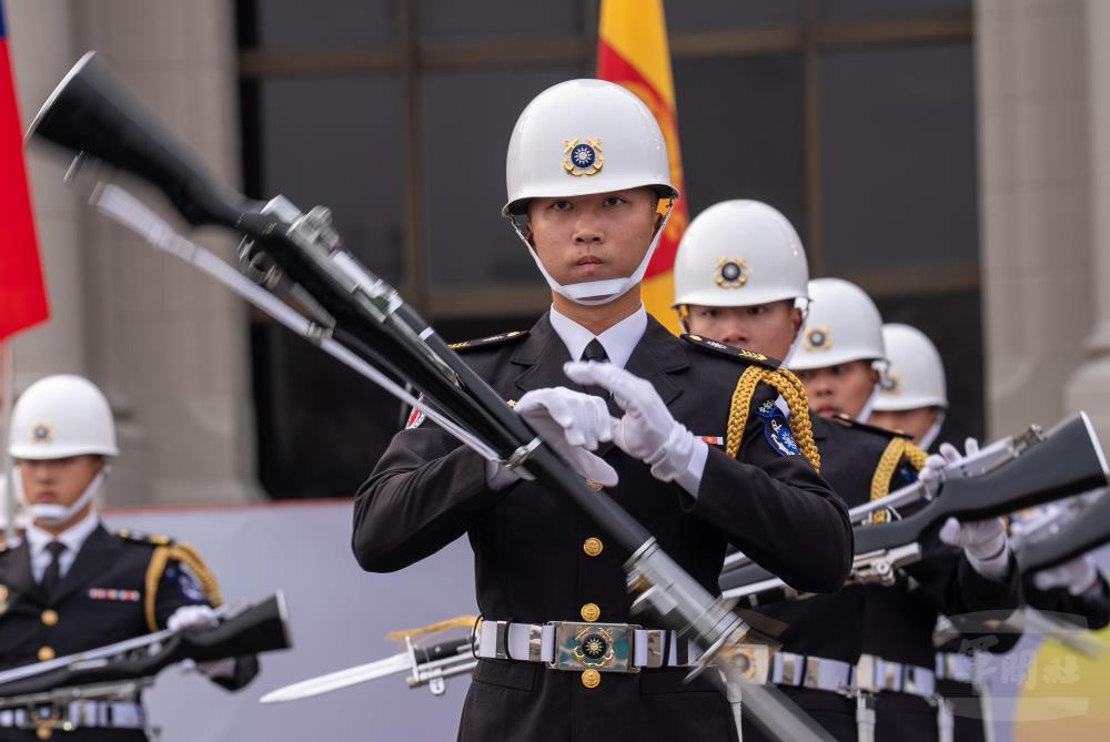 儀隊官兵操槍技術熟練，展現平時訓練成果。（軍聞社記者陳勝勳攝）