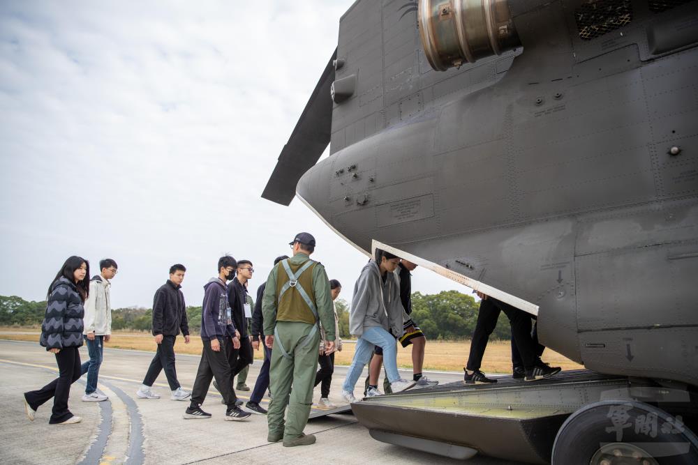 黑鷹體驗營安排CH-47SD運輸直升機滑行試乘。（軍聞社記者卓以立攝）