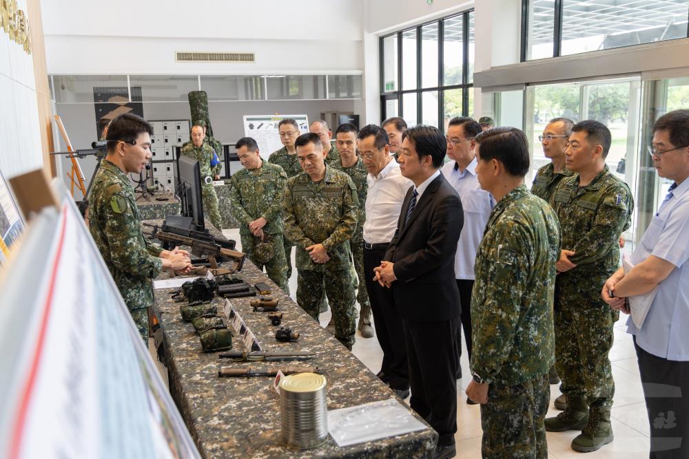 賴總統視導步訓部，聽取裝備介紹。（軍聞社攝記者吳柏融攝）