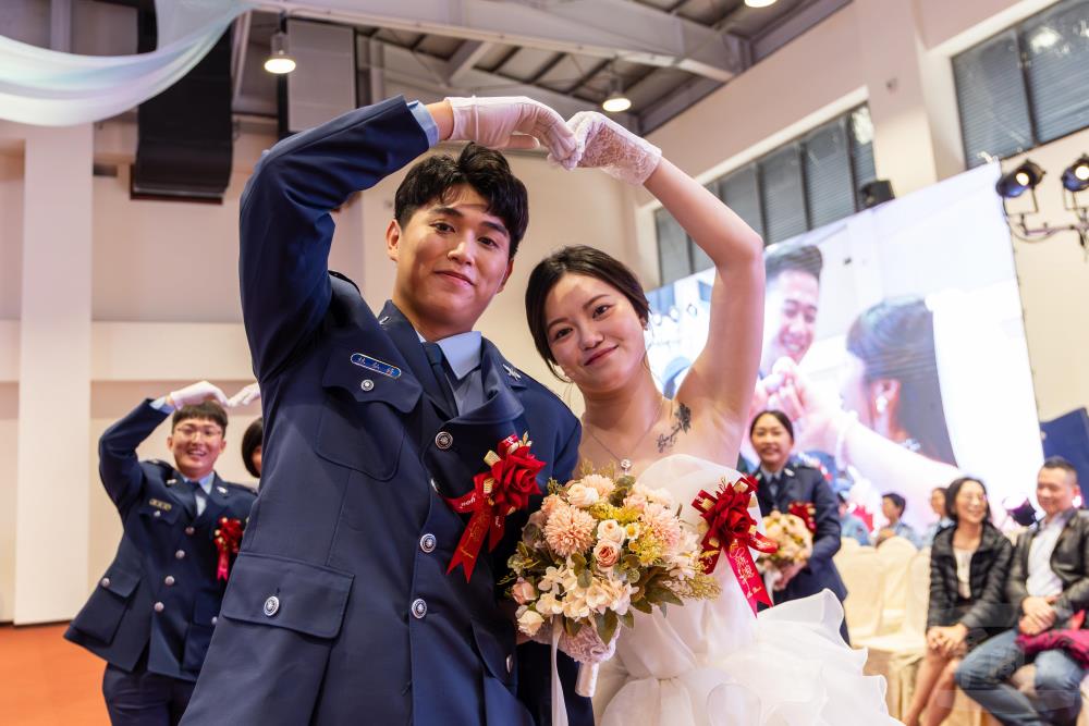 41對佳偶進行「幸福三連拍」活動。（軍聞社記者蔡枋澐攝）