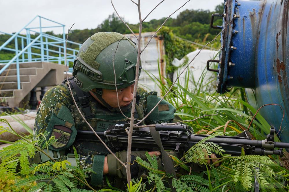 官兵佔領有利位置對敵來襲方向警戒。（軍聞社記者侯凱議攝）