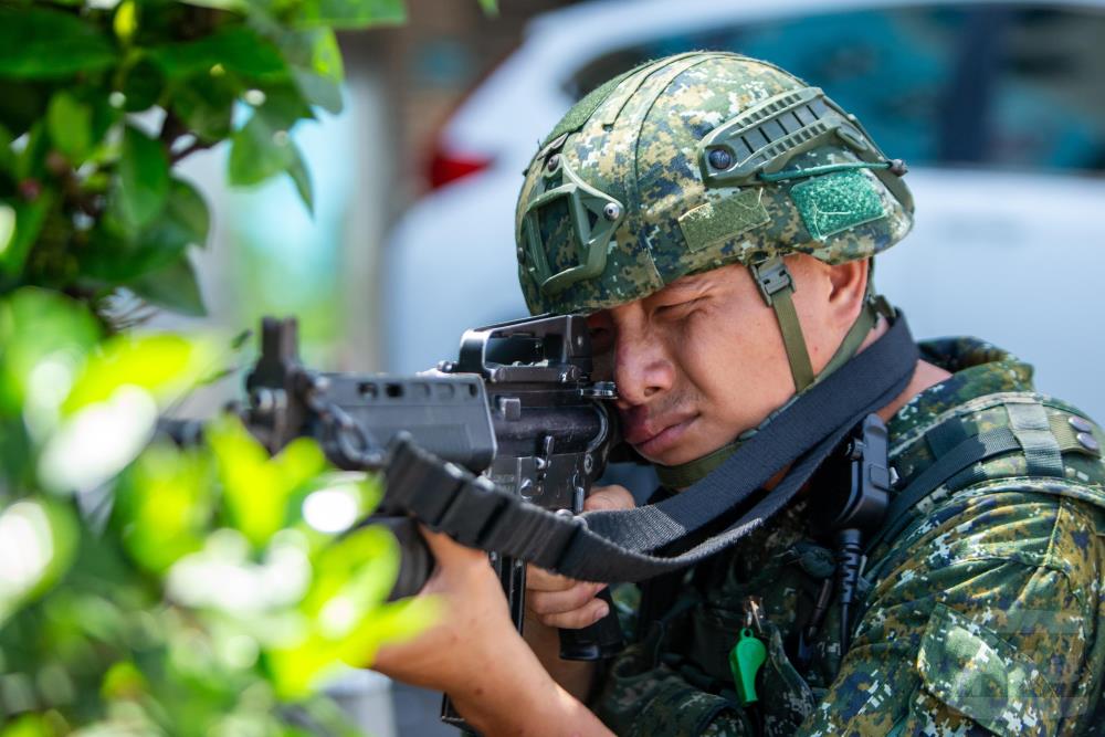 第三作戰區官兵機動至指定地點後分散部署實施警戒。（軍聞社記者王進福攝）