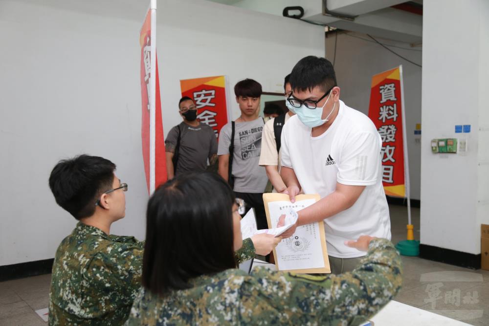 召員聞令報到，展現愛國決心。（後備指揮部提供）