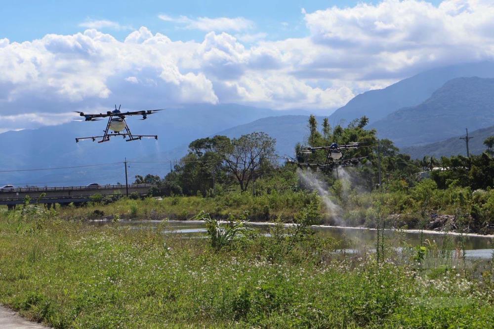 無人機結合化學兵調製消毒藥劑進行大範圍噴灑消毒。（第二作戰區提供）