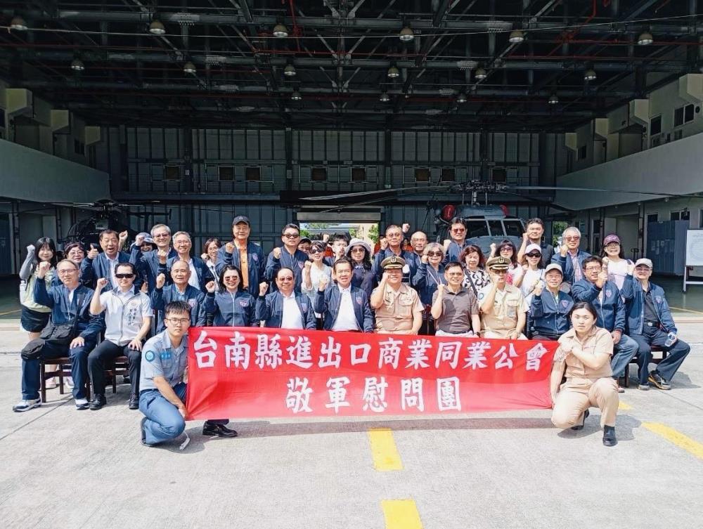 敬軍團慰問海軍反潛航空指揮部。（臺南軍人服務站提供）