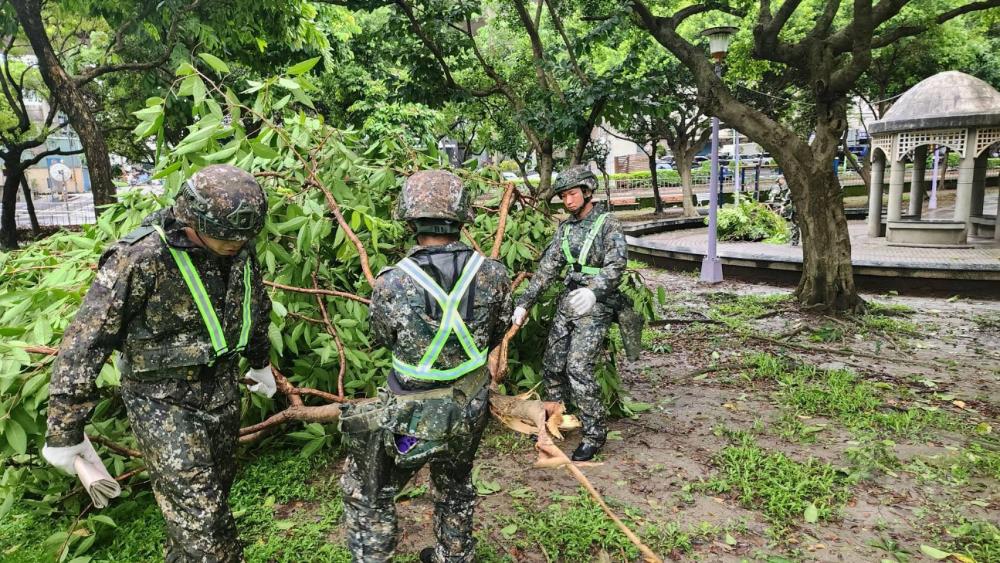 關指部協助板橋區災後復原。（第三作戰區提供）