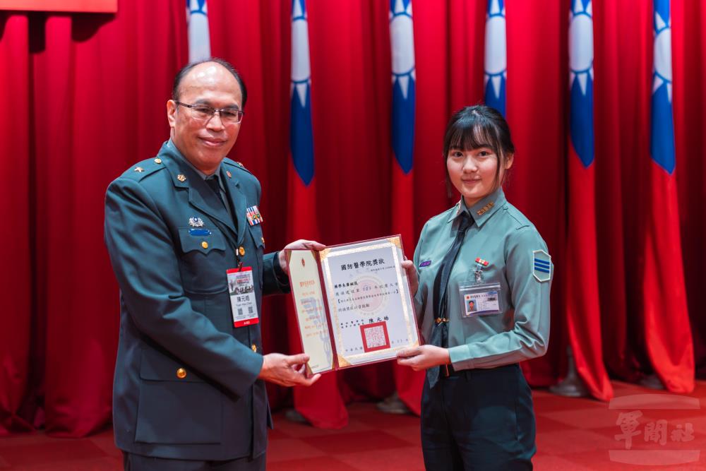 國防醫學院陳院長頒獎肯定教職員生在學術領域上的努力成果。（軍聞社記者文仁攝）