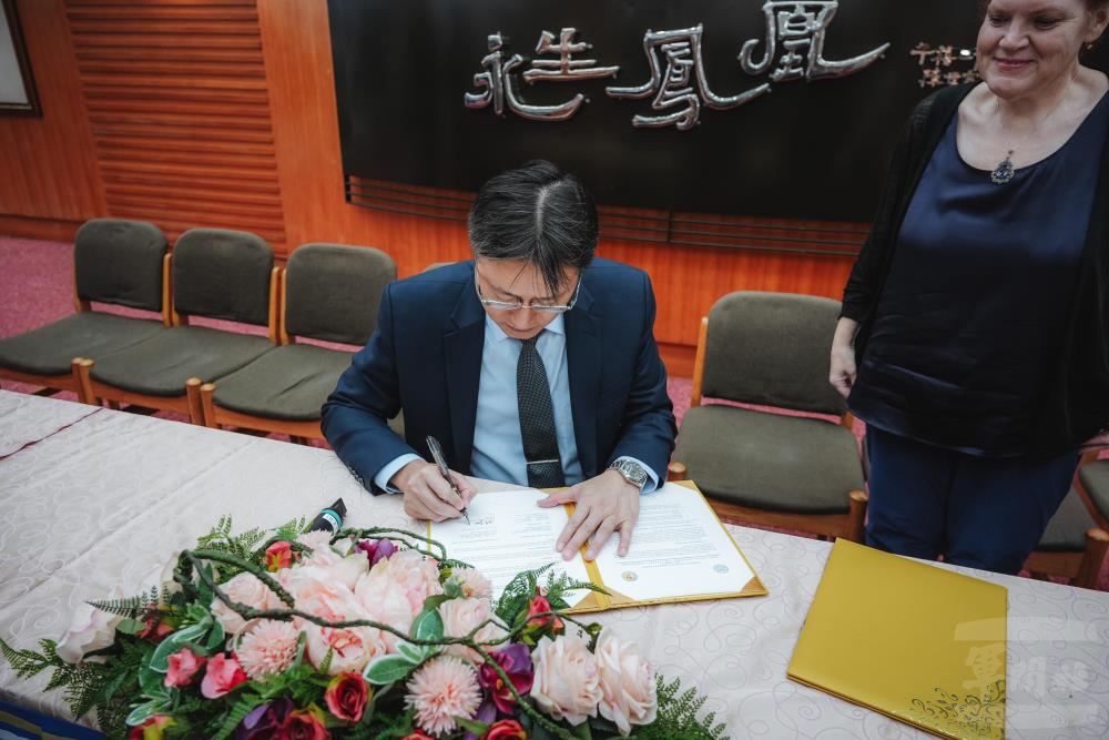 國防醫學大學林致源校長簽署合作備忘錄。（軍聞社記者劉哲宇攝）