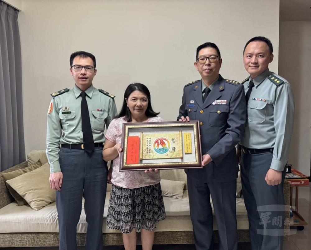 軍備局規格鑑測中心兵器試驗場主任林上校日前前往榮獲鑑測中心模範母親當選人張雅湜女士宅邸,致贈「慈暉」賀屏及賀禮。(軍備局提供) 軍備局規格鑑測中心兵器試驗場主任林上校日前前往榮獲鑑測中心模範母親當選人張雅湜女士宅邸,致贈「慈暉」賀屏及賀禮。(軍備局提供)