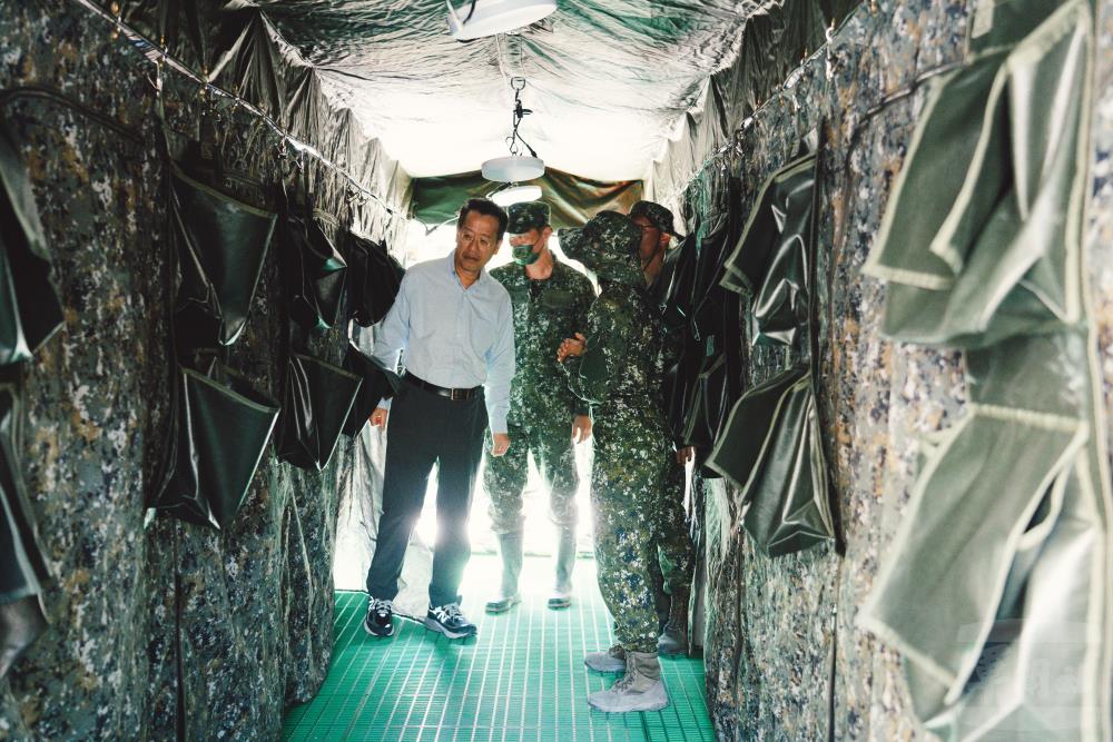 顧部長視導野戰沐浴站運作。（軍聞社記者陳彥樺攝）