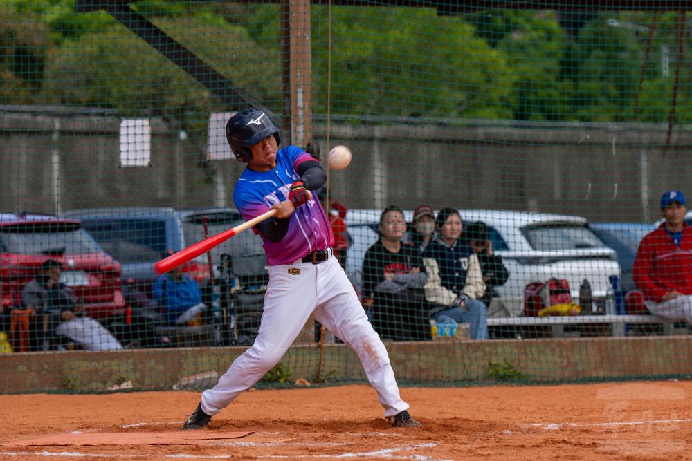 隊員們以球會友、凝聚向心。（軍聞社記者吳冠萱攝）